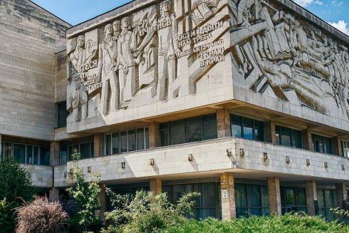 Фото дня: У корпусах Університету Шевченка на ВДНГ утеплюють модерністський фасад