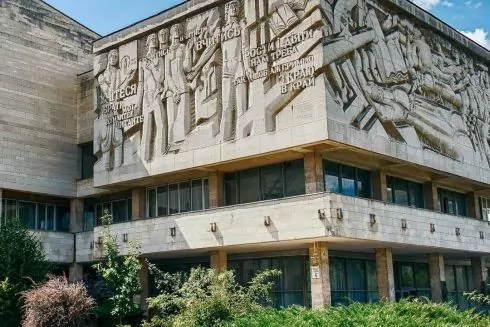 Фото дня: В корпусах Университета Шевченко на ВДНХ утепляют модернистский фасад