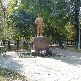 В Киеве демонтируют памятник Чкалову, но Ватутина пока оставят