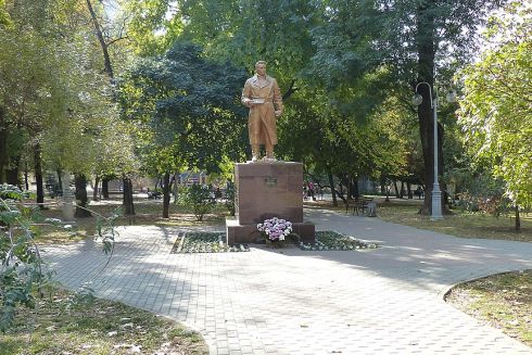 В Киеве демонтируют памятник Чкалову, но Ватутина пока оставят