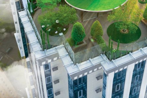 В центре Киева открыли парк на крыше дома