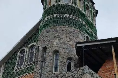 На Запоріжжі родина збудувала триповерховий будинок з пляшок з-під шампанського