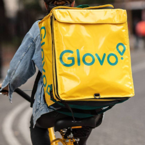 Glovo возобновляет работу в 20 городах Украины. Сервис будет доставлять товары первой необходимости