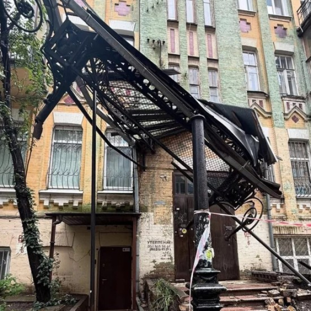 У Києві відреставрують розбитий дашок історичного будинку на Лук'янівці