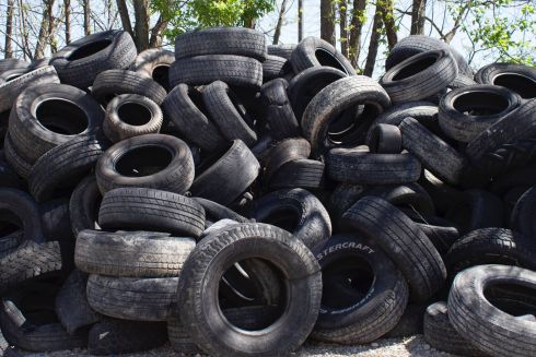Комунальники розповіли, як утилізують автомобільні шини з київських дворів