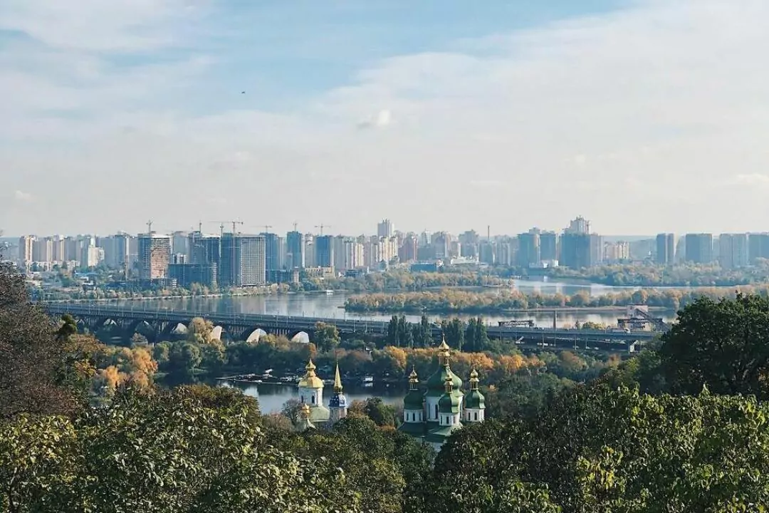 На лівому березі Києва є влучання в об'єкт критичної інфраструктури, є загиблі (оновлено)