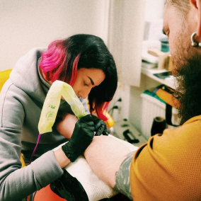 Украинские татуировщицы организуют благотворительный тату-день в Берлине для помощи ВСУ