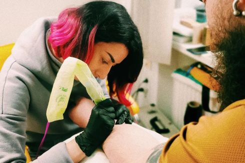 Украинские татуировщицы организуют благотворительный тату-день в Берлине для помощи ВСУ