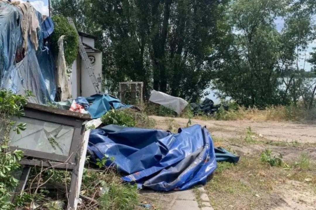 На Дарниці демонтували незаконні споруди біля озера
