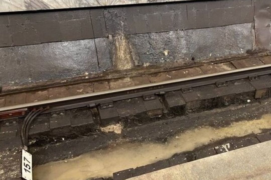 Кияни побачили воду між коліями на "Олімпійській": у метро заперечують можливість підтоплення