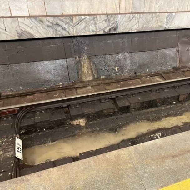 Киевляне увидели воду между путями на "Олимпийской": в метро отрицают возможность подтопления