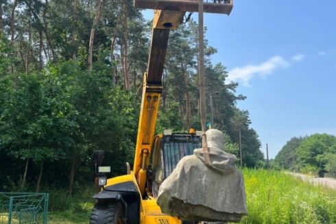 Во Львовской области демонтировали 10 советских памятников