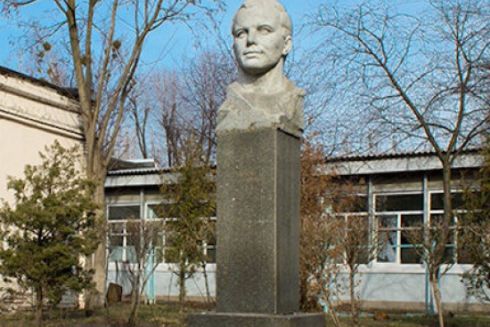 На Дарнице демонтировали бюст Юрия Гагарина