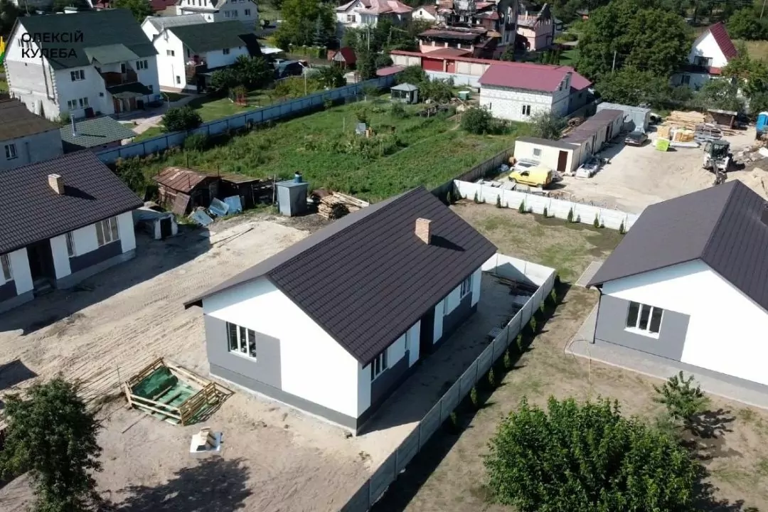 Фото: Недалеко от Бучи завершают строительство отдельных домов для потерявших жилье