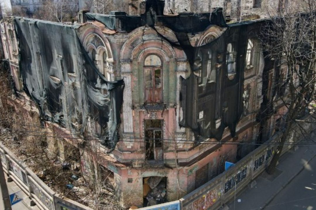 Суд зобовʼязав власника відновити напівзруйнований будинок Вертипороха на Подолі