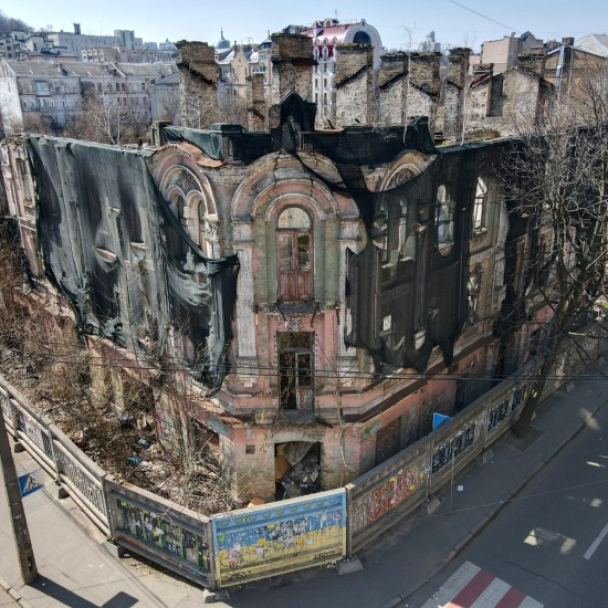 Суд зобовʼязав власника відновити напівзруйнований будинок Вертипороха на Подолі