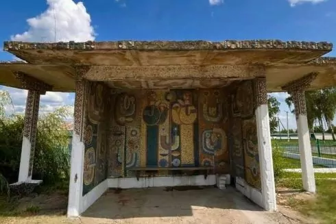 Активісти відновлюють мозаїчну зупинку на Хмельниччині &mdash; і шукають конструктора