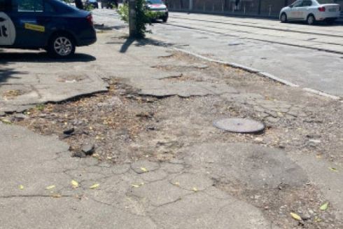 Кияни закликають відремонтувати вулицю Дмитрівську — петиція