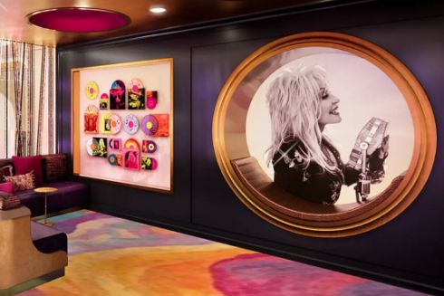 У США відкриють музей і готель, присвячені кантрі-співачці Доллі Партон