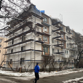 До и после: Как восстанавливают многоэтажки в Подольском районе, пострадавшие от ракетного удара в марте