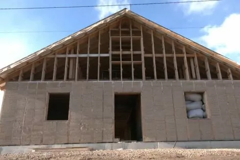 На Львівщині переселенці будують будинки з коноплі та розвивають екоферму: фото