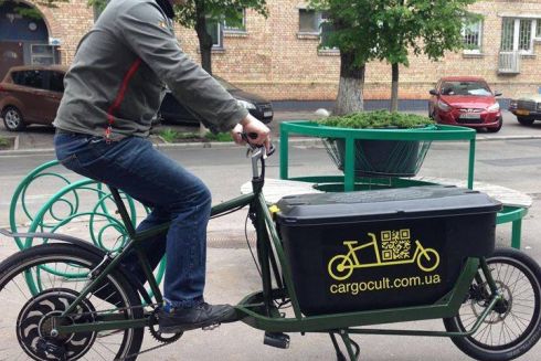 На Подолі запустили доставку товарів на вантажних електровелосипедах