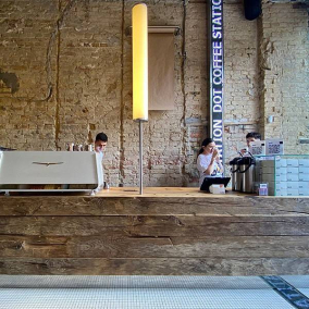 На Бессарабці відкрилася кав'ярня Dot Coffee Station. Це новий формат від власників Takava
