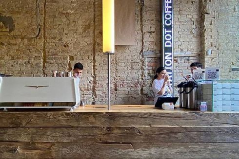 На Бессарабці відкрилася кав'ярня Dot Coffee Station. Це новий формат від власників Takava