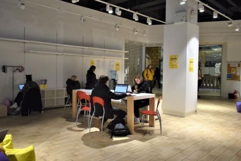 У київському ТРЦ на Оболоні облаштували безкоштовний хаб з безперебійним світлом. Фото