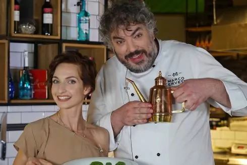 Салат с клубникой и авокадо за 5 минут