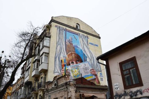 На Подолі відкрили мурал про подолання безгромадянства в Україні