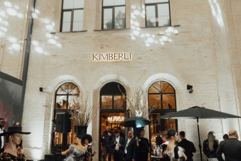 Коктейли и украшения. На «Арсенальной» открылся бар от ювелирного бренда Kimberli