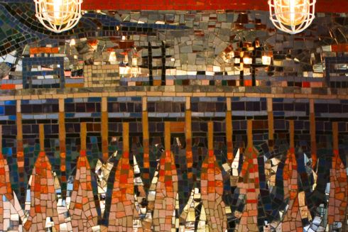 Сімейне кафе під Києвом оздобило інтер'єр сучасною мозаїкою: дивіться, який вигляд воно має