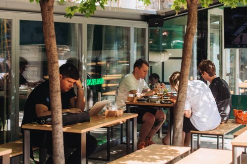 На Хрещатику відкрився спортбар «Тафгай»: крафтове пиво та недільні обіди