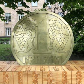 В Киеве установили памятник гривне: 7 подобных скульптур со всего мира