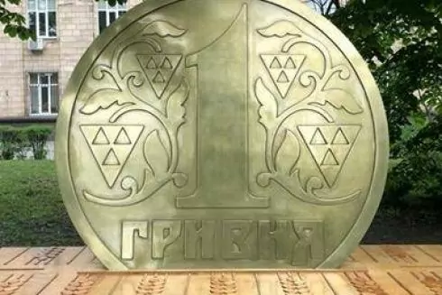 В Киеве установили памятник гривне: 7 подобных скульптур со всего мира