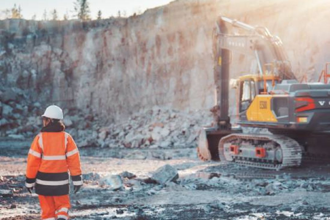 Жінок в Україні безкоштовно навчатимуть керувати будівельною технікою: як долучитися