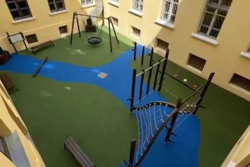 У Львові на місці занедбаного шкільного дворика відкрили сучасний дитмайданчик