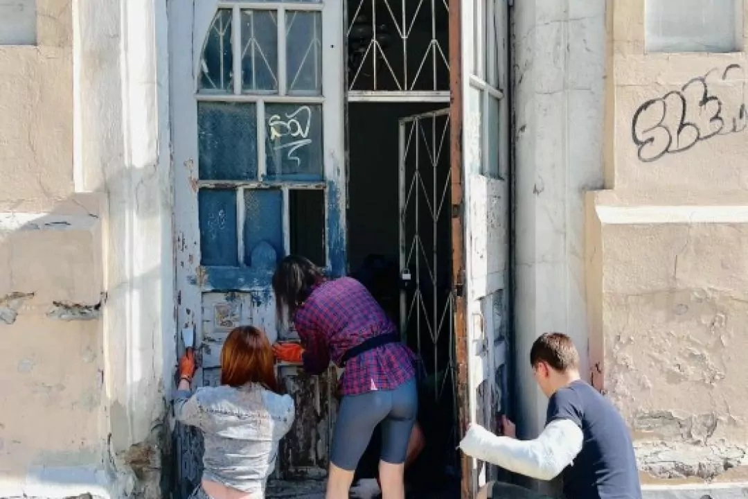 Київські активісти реставрують старовинні двері університету Шевченка
