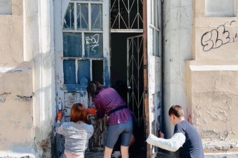 Киевские активисты реставрируют старинные двери университета Шевченко