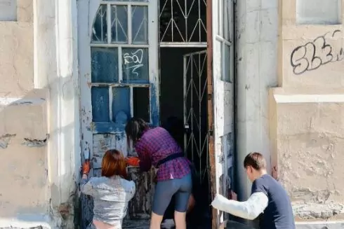 Київські активісти реставрують старовинні двері університету Шевченка