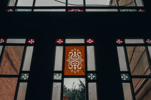 У Львові відреставрували історичні двері з вітражами: фото