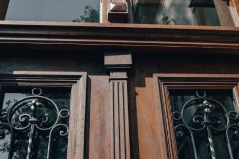 Во Львове восстановили аутентичные двери на улице Уласа Самчука