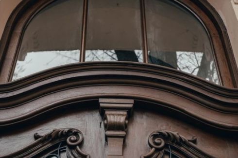 У Львові відреставрували історичну дубову браму на вулиці Генерала Чупринки: фото