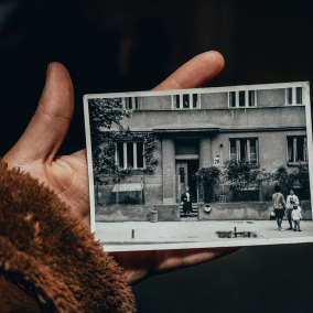 Во Львове восстановили историческую дверь с помощью сохранившейся фотографии жителей: фото