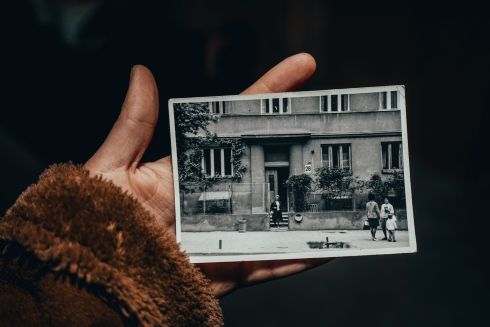 Во Львове восстановили историческую дверь с помощью сохранившейся фотографии жителей: фото