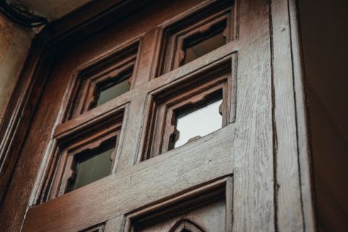 Во Львове восстановили историческую дубовую дверь возле Парка культуры: фото