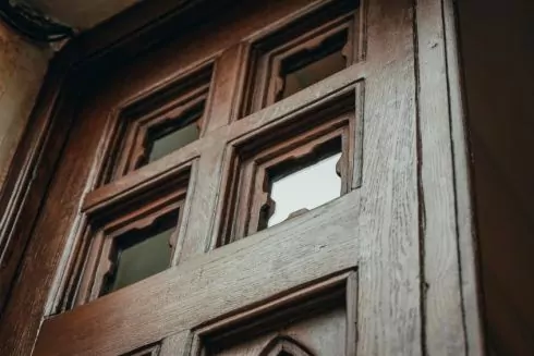 Во Львове восстановили историческую дубовую дверь возле Парка культуры: фото