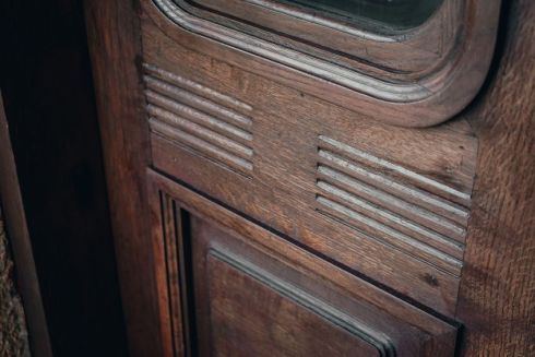 Фото: у Львові відновили історичні двері вілли на вулиці Коновальця