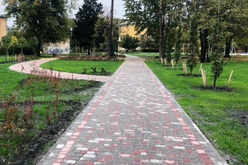 На ДВРЗ відремонтували сквер: як він тепер виглядає